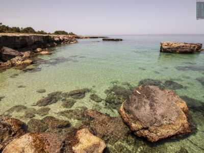 ...l�acqua diventa bassissima e trasparente, i colori virano sul verde e ci si ritrova davanti a un paesaggio �tropicale�